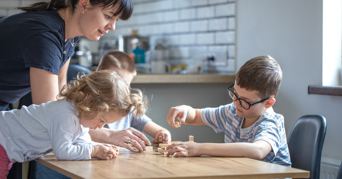 Tanuljuk együtt játszva a formákat! 5 geometriai játék gyerekeknek
