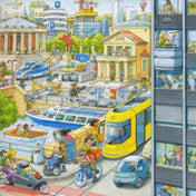 A Ablakos Keress, találj, mesélj! Városban egyik részlete, amely egy nyüzsgő nagyvárost ábrázol. Látható rajta villamos, hajók, színház, piac és forgalmas utcák.