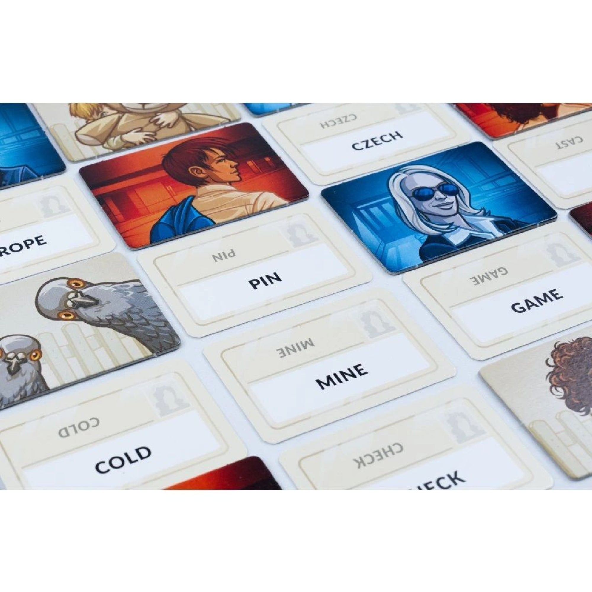 A Codenames társasjáték során használt szó- és karakterkártyák 5x5-ös rácsban elrendezve. A játékosok feladata, hogy a megadott utalások alapján felismerjék a helyes kódneveket.