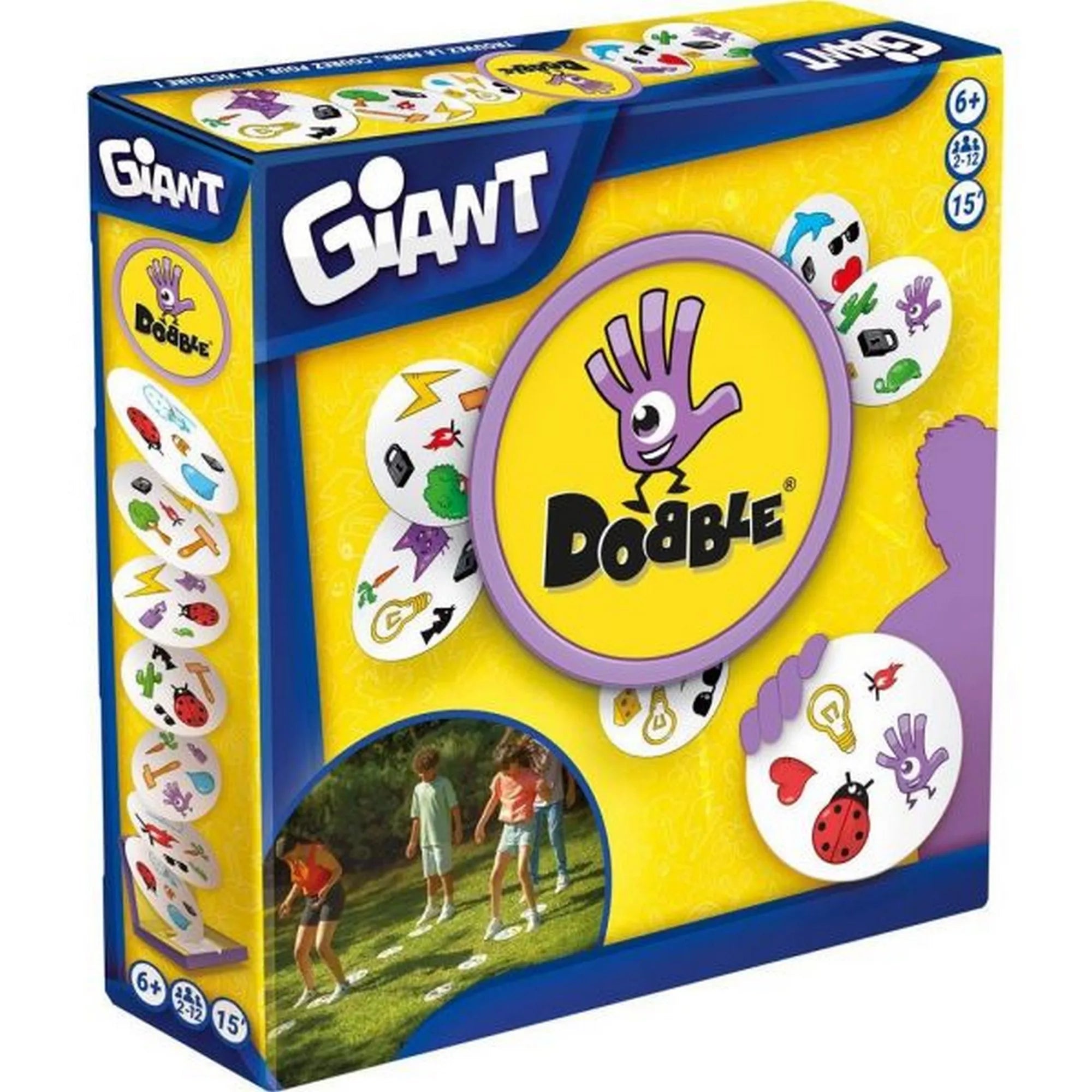 A Dobble Giant doboza, színes kártyákkal és gyerekekkel, akik a játékot játsszák a szabadban.