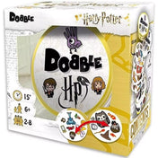 A Dobble: Harry Potter kiadásának doboza, amely tele van varázslatos ikonokkal és a híres karakterekkel.
