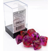 Chessex Gemini Translucent Red-Violet/gold 7-darabos dobókocka készlet – Átlátszó piros-lila színű, arany számozású poliéderes kockák fekete talpú, átlátszó műanyag doboz mellett elhelyezve.