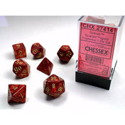 Chessex Scarab Scarlet/gold 7-darabos dobókocka készlet – Mélyvörös, fényes felületű poliéderes kockák arany színű számokkal, átlátszó dobozban tárolva.