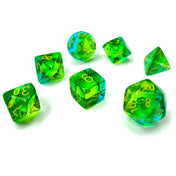 Chessex Gemini Translucent Green-Teal/Yellow 7-darabos dobókocka készlet – Élénk zöld, türkiz és sárga árnyalatú, áttetsző szerepjátékos kockák sárga számokkal.