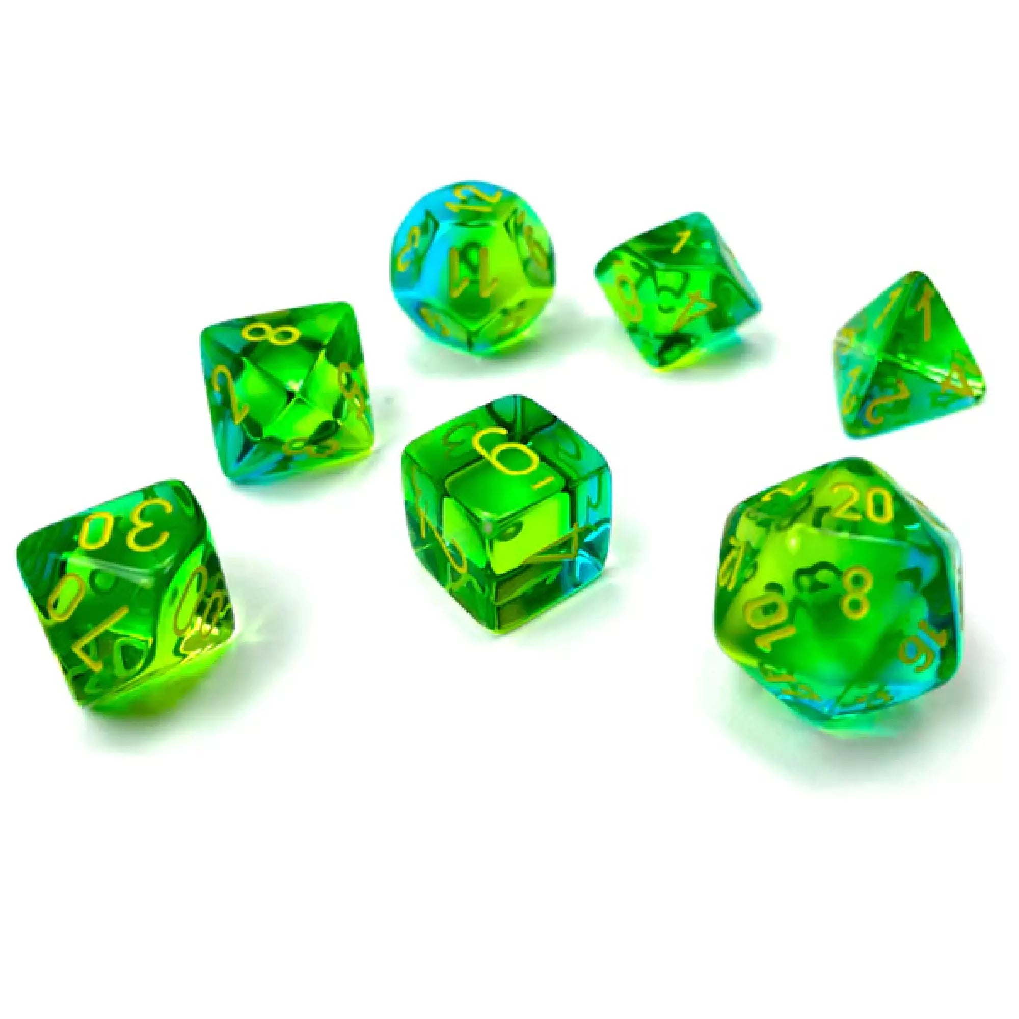 Chessex Gemini Translucent Green-Teal/Yellow 7-darabos dobókocka készlet – Élénk zöld, türkiz és sárga árnyalatú, áttetsző szerepjátékos kockák sárga számokkal.