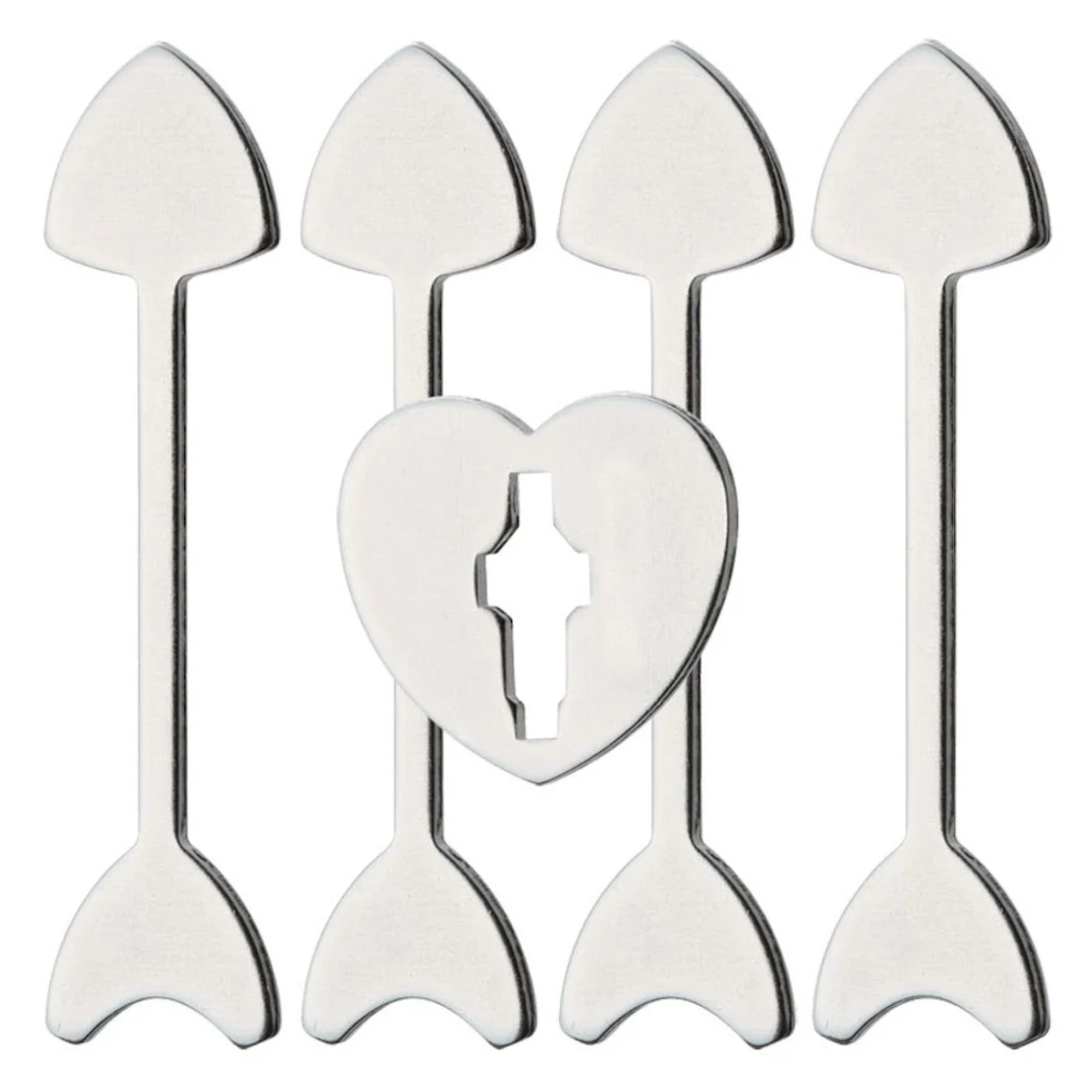 A Huzzle Cast ARROWS kirakó öt különálló darabja: négy nyíl alakú fémrúd és egy szív formájú középrész, melybe pontosan illeszkednek.