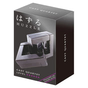 A Huzzle Cast QUARTET logikai játék elegáns fekete doboza, amelyen a puzzle összerakott állapotban látható, ötcsillagos nehézségi szinttel jelölve.