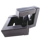 Fényes fekete színű, négy összefonódó négyzetes elem alkotja a Huzzle Cast QUARTET logikai játékot, modern és letisztult formavilággal.