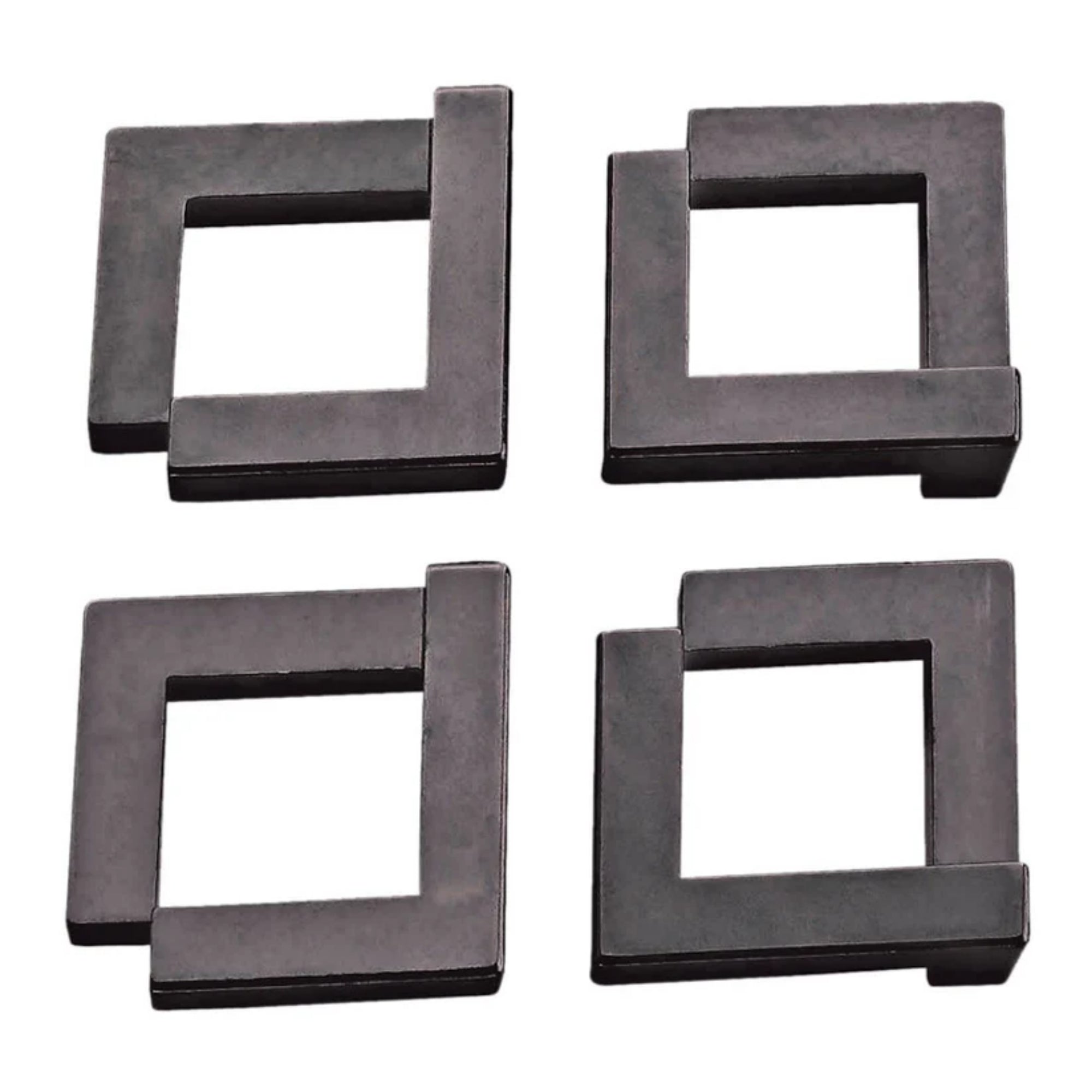 A Huzzle Cast QUARTET logikai játék négy különálló, sötét színű, L-alakú fém eleme, melyek összeillesztve egy bonyolult egészet alkotnak.