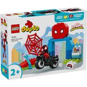 A LEGO DUPLO 10424 Spin motorkerékpáros kalandjai doboza elölnézetből, világos háttéren városi épületekkel, a karakterekkel és a készletben található elemekkel illusztrálva.