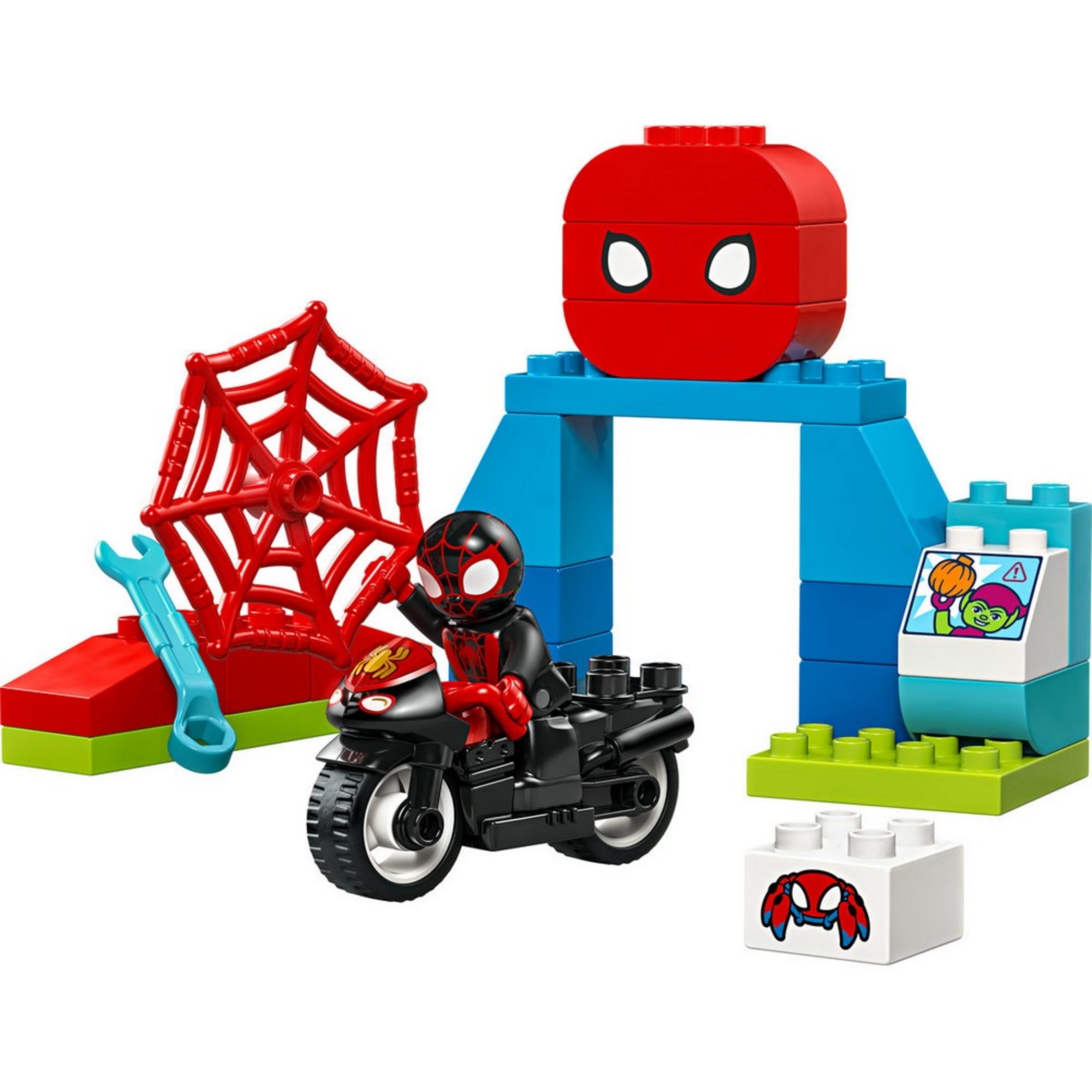 A LEGO DUPLO Spin motorkerékpáros kalandjai teljes készletének bemutatása összerakva, Spin fekete motorján ülve, háttérben pókhálós rámpával és Spidey-fejes kapuval.