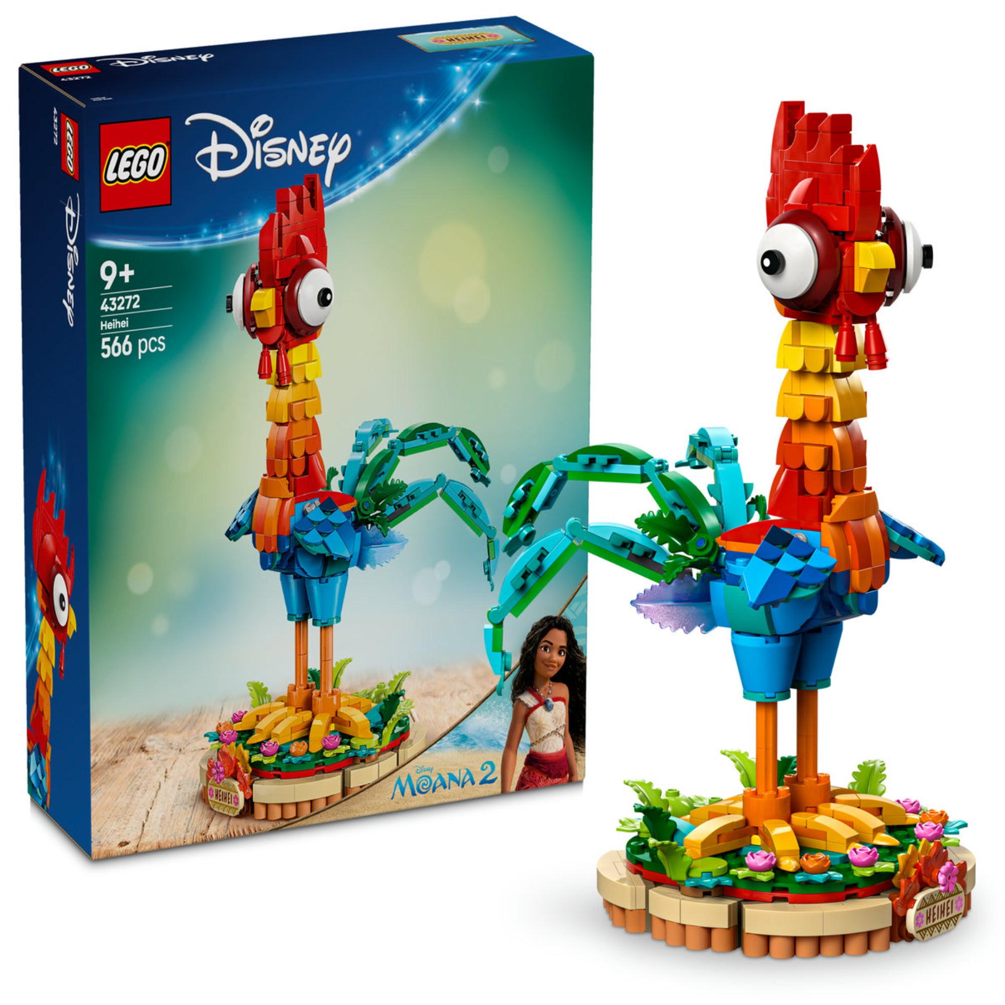 LEGO Disney Heihei 43272, 566 darabos lego dobozképe, amely elött a megalkotott Heihei figura áll, a virágokkal teli podiumon.