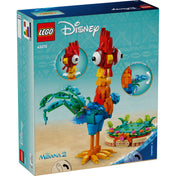 LEGO Disney Heihei 43272, 566 darabos, doboz hátoldala amelyen Heihei a virágokkal teli podium mellett, egy homokos parton áll. A dobozon még a lego funkciói is fel vannak tüntetve.
