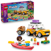 LEGO Friends 42659 készlet doboza és összerakott elemei, köztük egy narancssárga túraautó, egy piros kajak, utánfutó, két minibabafigura és egy gördeszkázó kutya.