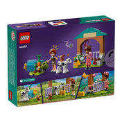 LEGO Friends 42607 készlet dobozának hátoldala: a játéklehetőségek bemutatása, például boci etetése répával, locsolás, fésülés és játékos tanulás a pajta körül.