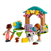LEGO Friends 42607 Autumn boci pajtája teljes készlet: pajta virágos kapuval, itató, sárgarépás etető, két minibaba, egy boci, egy nyuszi és rengeteg farmos kiegészítő.
