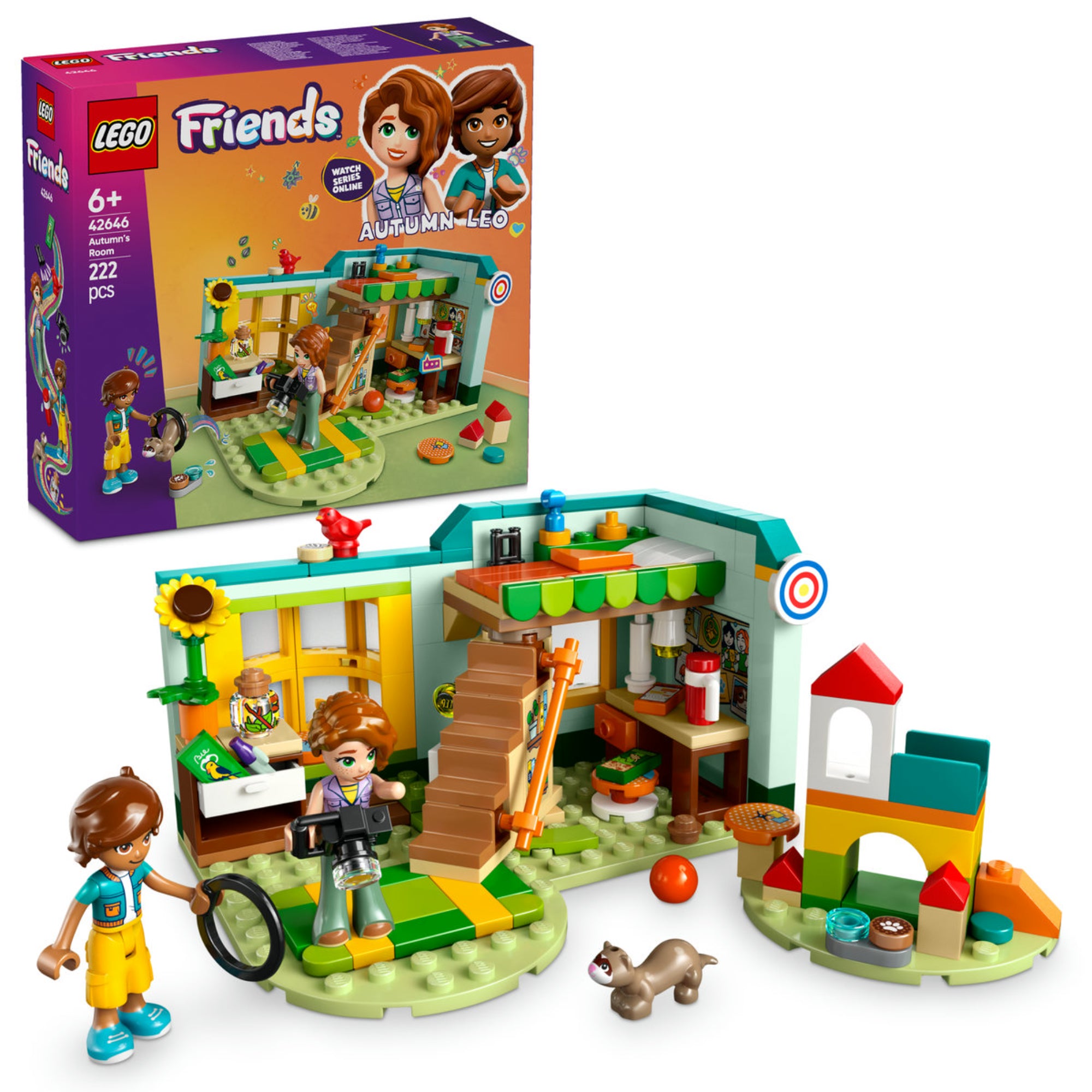 A LEGO Friends Autumn szobája 42646 szett teljes képe, amely bemutatja a részletesen kidolgozott szobabelsőt, Autumn és Leo minifiguráival, a borzfigurával, valamint színes kiegészítőkkel, mint a fényképezőgép, napraforgó, játékok és a játszótér. A doboz képe is látható a háttérben, kiemelve a szett főbb elemeit.