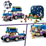 Részletes illusztrációk a LEGO Friends Csillagnéző kempingautó (42603) készlet elemeiről: az utánfutó és jármű hátulnézete bolygómatricákkal, csillagos háttér távcsővel, és a kempingező minifigurák interakciói, köztük a mobilvezérelt műholdas kommunikációval.