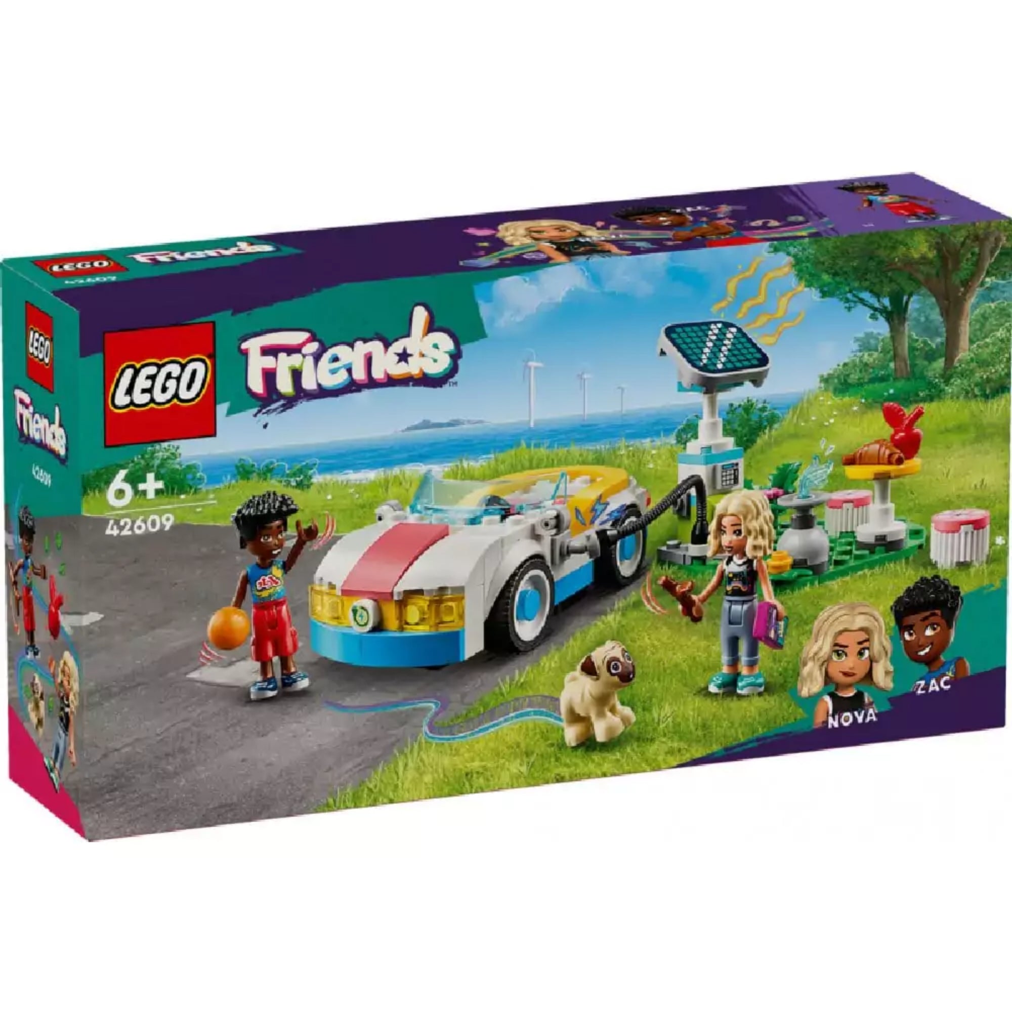 A LEGO Friends Elektromos autó és töltőállomás (42609) színes doboza, amely a 170 darabos készletet ábrázolja Nova és Zac karaktereivel. A háttérben természetes környezet, szélkerekek és zöld dombok láthatók, miközben a sportautó a töltőállomásnál áll.