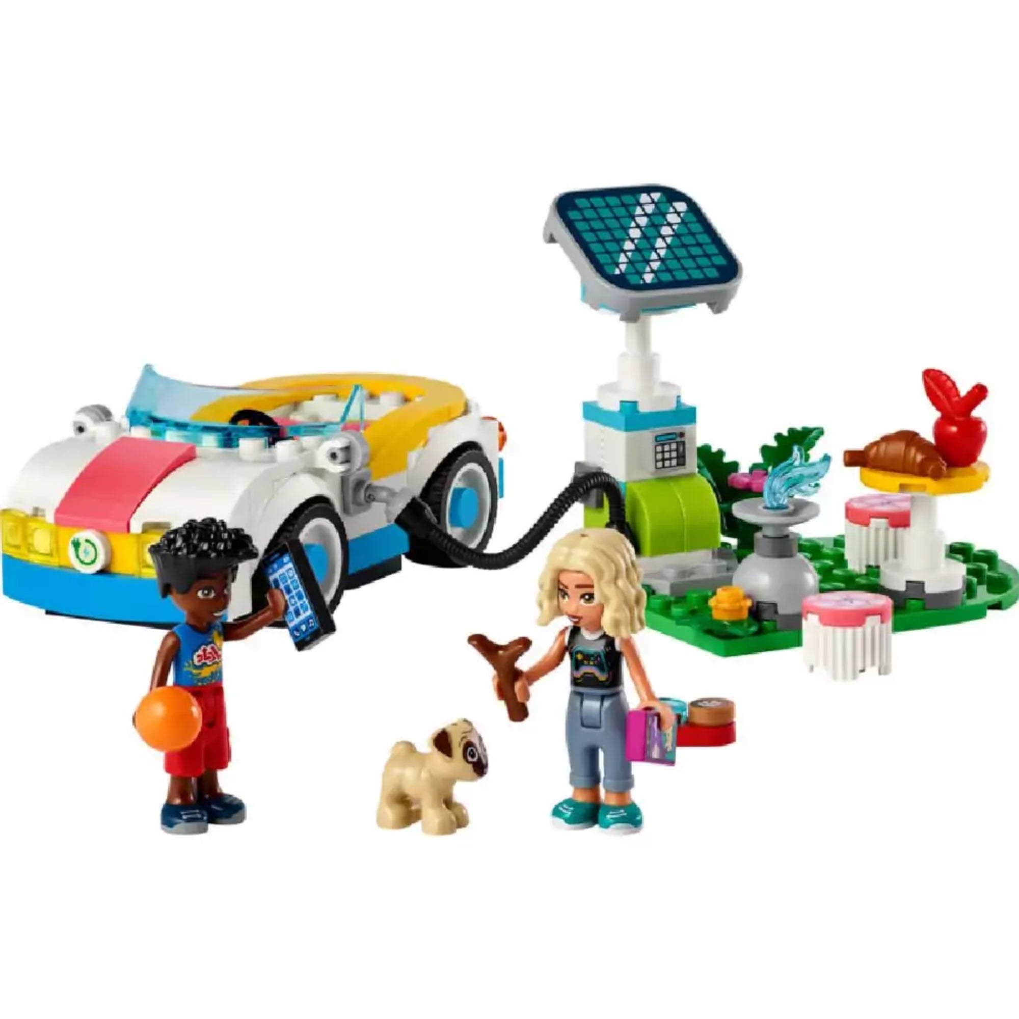 A LEGO Friends Elektromos autó és töltőállomás (42609) teljes játékkészlete, benne egy fehér, sárga és rózsaszín sportautóval, egy napelemes töltőállomással, piknikező területtel, valamint Nova és Zac minifigurákkal és egy cuki kutyus figurával. A gyerekek éppen játszanak és feltöltik az autót.