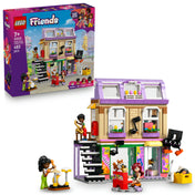 LEGO Friends Zeneüzlet és lakás (42653) doboza és az épített kétszintes épület, melyen egy dobkészleten játszó figura és egy zongorázó minifigura látható a zeneüzlet előtt.
