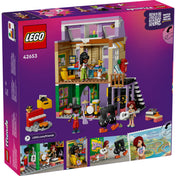 A LEGO Friends Zeneüzlet és lakás (42653) doboz hátoldala, amely bemutatja a szett belső tereit, a zeneterem és a lakás részleteit, valamint a szereplő minifigurákat és hangszereket.