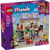 A LEGO Friends Zeneüzlet és lakás (42653) készlet színes doboza, amelyen a háromszintes épület, zenei témájú matricák, figurák és hangszerek láthatók.