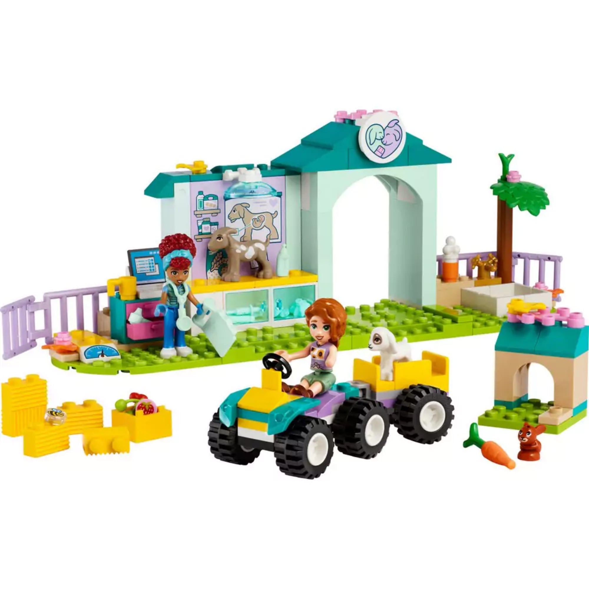 A LEGO Friends Menedékhely háziállatoknak (42617) készlet teljes, összeépített formában, több állatkarámot, egy nagy zöld tetős istállót, egy piros traktort, három minifigurát és különféle állatfigurákat ábrázol. A jelenetben a szereplők etetik és gondozzák az állatokat, miközben a szélmalom forog a háttérben – ideális kreatív farmos szerepjátékhoz.