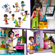 LEGO Friends 42604 készlet – közelkép a bevásárlóközpont boltjaiban tevékenykedő minifigurákról: virágbolt, sportbolt, játékos jelenetek a mozgólépcsőn, fagyival és különféle interaktív elemekkel.