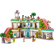 LEGO Friends Heartlake City bevásárlóközpont (42604) teljes, 3 szintes építménye nyitott állapotban, többféle bolt és szórakoztató helyszín, mint például divatüzlet, játékbolt, sportrészleg és kávézó, 7 minifigurával és sok kiegészítővel.