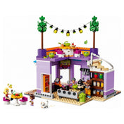 A LEGO Friends Heartlake City közösségi konyha hátulnézeti képe nyitott konyhával, csigalépcsővel, tetőteraszos étkezőasztallal és különböző játékfunkciókkal.