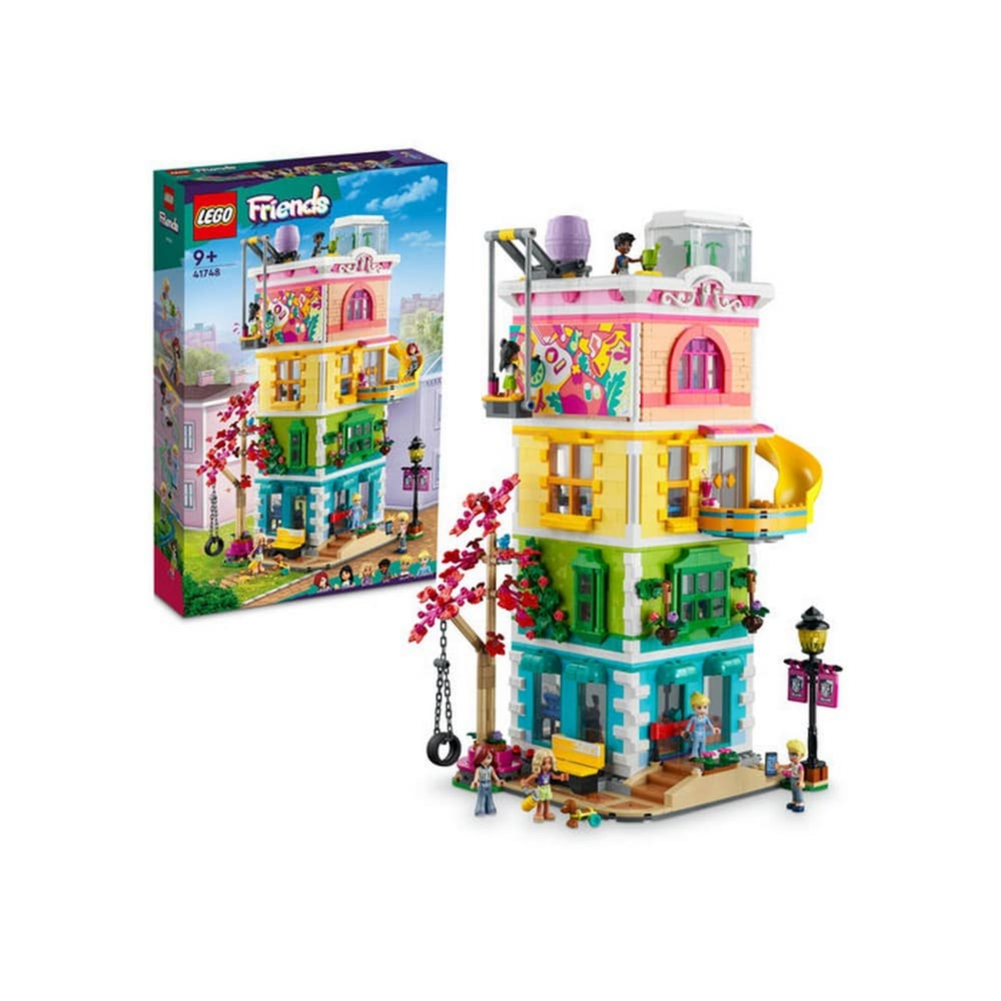 A LEGO Friends Heartlake City Közösségi Központ (41748) színes, többemeletes épülete teljes pompájában, mellette a hivatalos LEGO dobozkép. A készletben öt minifigura, egy lila spirálcsúszda, virágzó fa és különféle kiegészítők láthatók, a dobozon pedig a városi háttér és a karakterek nevei is szerepelnek.