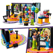 A LEGO Friends Karaoke parti (42610) készlet interaktív elemei: forgatható színpad, mikrofonos éneklés két karakterrel, fagylaltpult részletes gépekkel és kiegészítőkkel, valamint színes, mozgatható díszletek a karaoke élmény fokozásához.