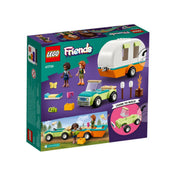 LEGO Friends 41726 Kempingezés lakókocsival – a doboz hátoldala, amely bemutatja a készlet részletes tartalmát: a két minifigurát (Aliya és Autumn), a kiegészítőket (pillangó, bögre, marshmallow botok, láda), a lakókocsi nyitható hátfalát és a járművet. A jobb alsó sarokban egy „Learn to Build” (Tanulj meg építeni) grafika szerepel.