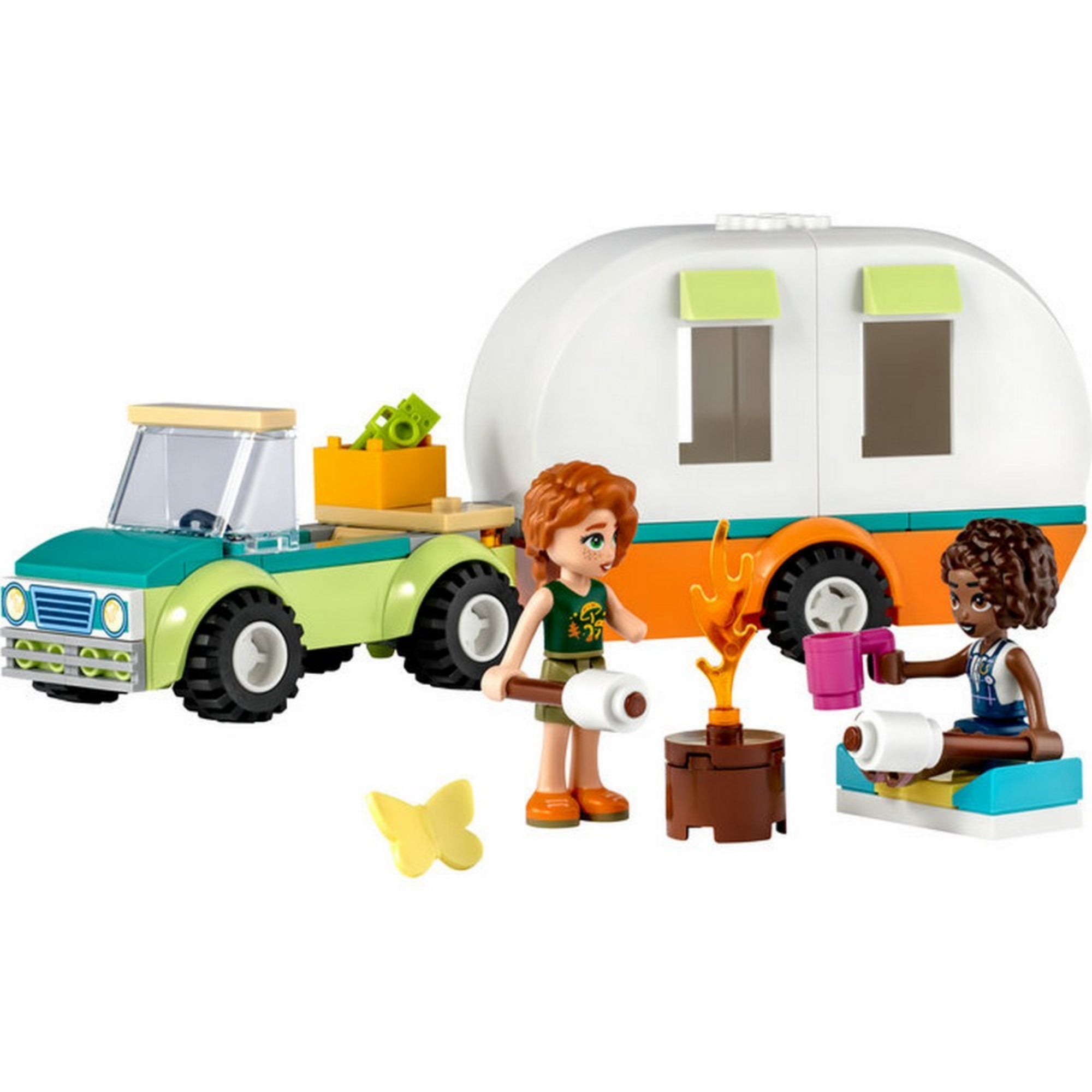 LEGO Friends 41726 Kempingezés lakókocsival – a teljes szett felépítve: zöld és világoskék terepjáróhoz csatlakoztatott fehér-narancssárga lakókocsi, két minifigura (Autumn és Aliya) egy tábortűz mellett ülve, pillecukrot sütögetve. A háttérben egy doboz LEGO-kockával és egy sárga pillangóval kiegészítve.