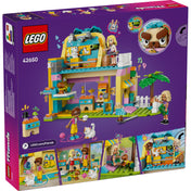 A LEGO Friends Kisállatfelszerelések boltja 42650 szett hátoldala, bemutatva a részletes játékfunkciókat: állatápolási zóna, lift, pénztárgép és mókás kiegészítők, mint a kutyaformájú épület mozgatható szemöldökei és forgó masnija. Szereplők: Nova, Leo, Matilda és aranyos állatfigurák.