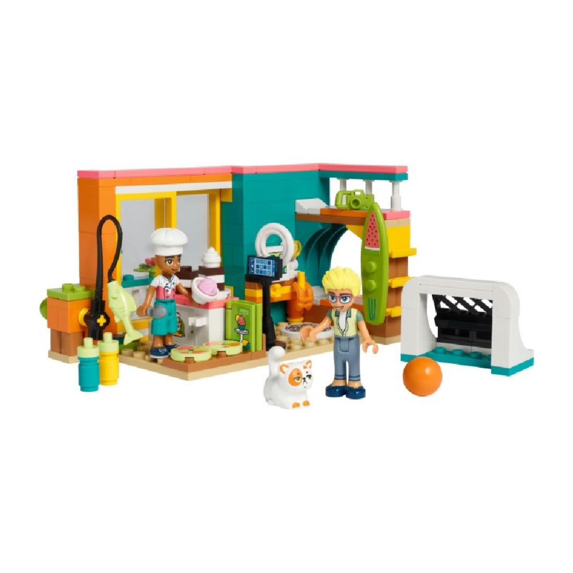 LEGO Friends 41754 Leo szobája – a teljesen felépített készlet, amely tartalmazza Leo és Olly minifiguráit, egy fehér macskát, hálóteret emeletes ággyal, konyhasarkot sütikkel, valamint sporteszközöket és egy fotóállványos kamerát. A részletek között szörfdeszka, színes faldekoráció és kis pizzatányér is megtalálható.