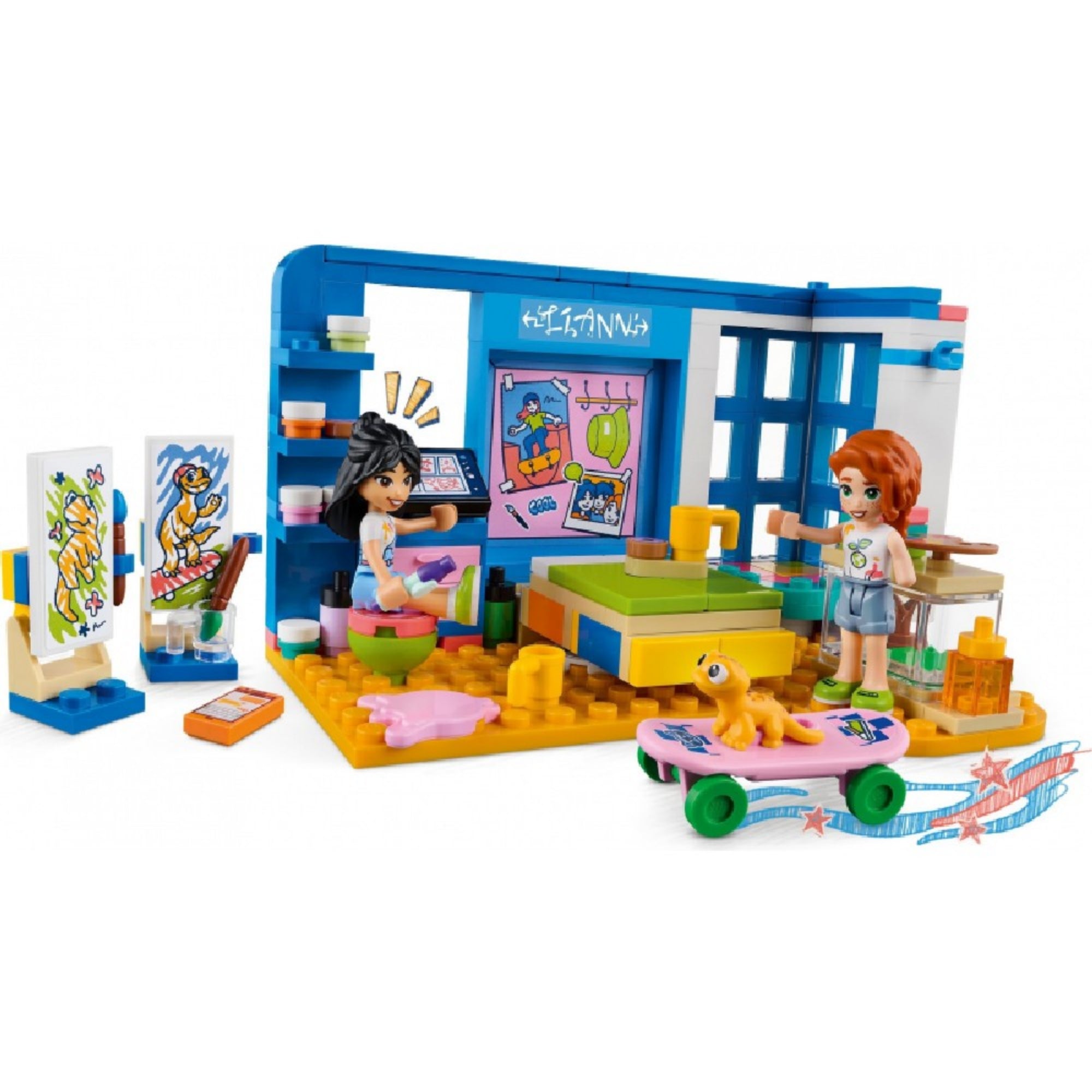 LEGO Friends 41739 Liann szobája – színes, részletes jelenet, amelyben Liann és Autumn minifigurák művészkednek: festékkel és ecsettel díszítik a szobát, miközben a rózsaszín gördeszkán egy sárga gyíkfigura ül. A háttérben fali poszterek, polcok és festékes tégelyek láthatók.