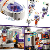 A LEGO Friends Mars űrállomás és űrrakéta (42605) készlet részletes jelenetei, köztük az űrhajó vezetőfülkéje két minifigurával, lebegő űrhajósok jetpackkel, egy fehér robot, egy marsi vécémodul és egy irányítóterem rengeteg kijelzővel. Az illusztrációk kiemelik a mozgatható elemeket és a játékélményt fokozó apró részleteket.