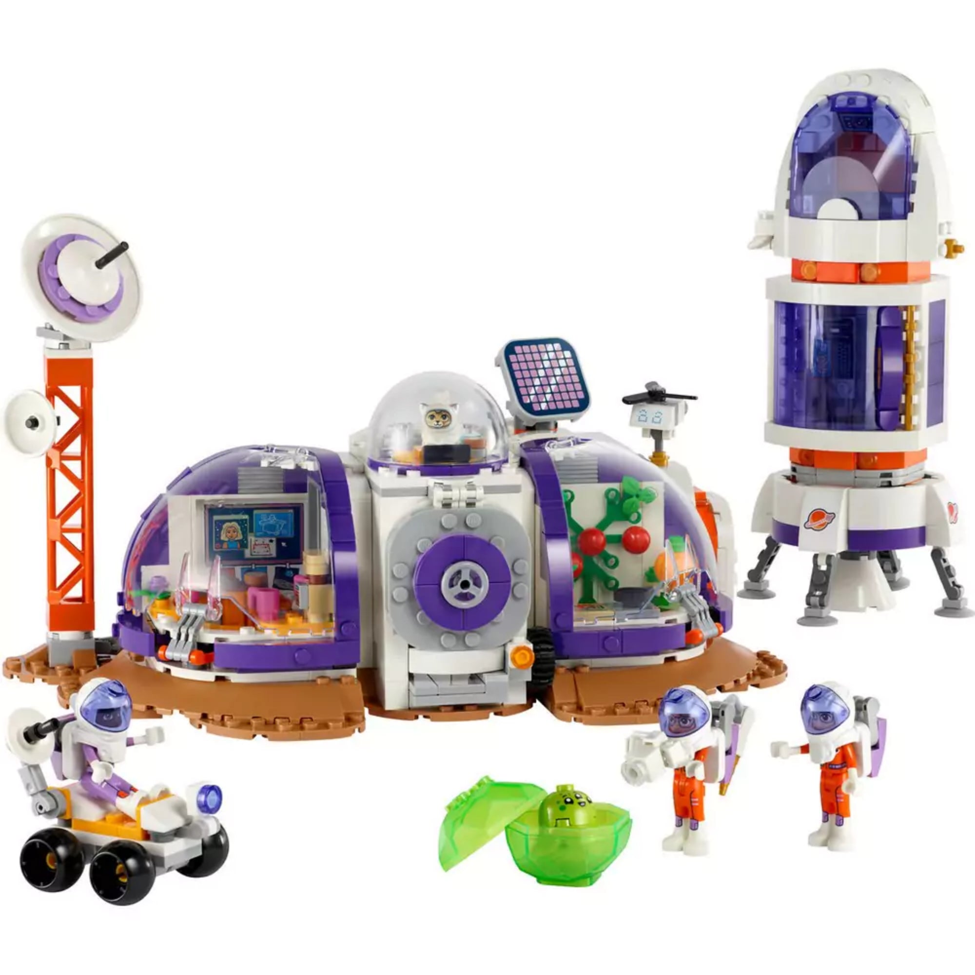A LEGO Friends Mars űrállomás és űrrakéta (42605) teljes készlete felépítve, benne egy kupolás űrbázissal, kutatólaborral, növénytermesztő modullal, rakétával és marsjáróval. Három minifigura asztronautaruhában és egy kis zöld földönkívüli figura is látható. Az űrbázis körül antenna, napkollektor és különböző kiegészítők helyezkednek el.