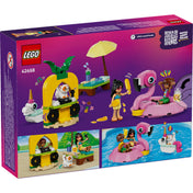 A LEGO Friends: Unicorn & Flamingo Pool Party (42658) doboz hátoldala, különféle játéklehetőségekkel: Leo DJ-ként, Liann napozik, a gyerekek játékkal töltik az időt a flamingó úszógumiban, és Churro cicája is részt vesz a medencés buliban.
