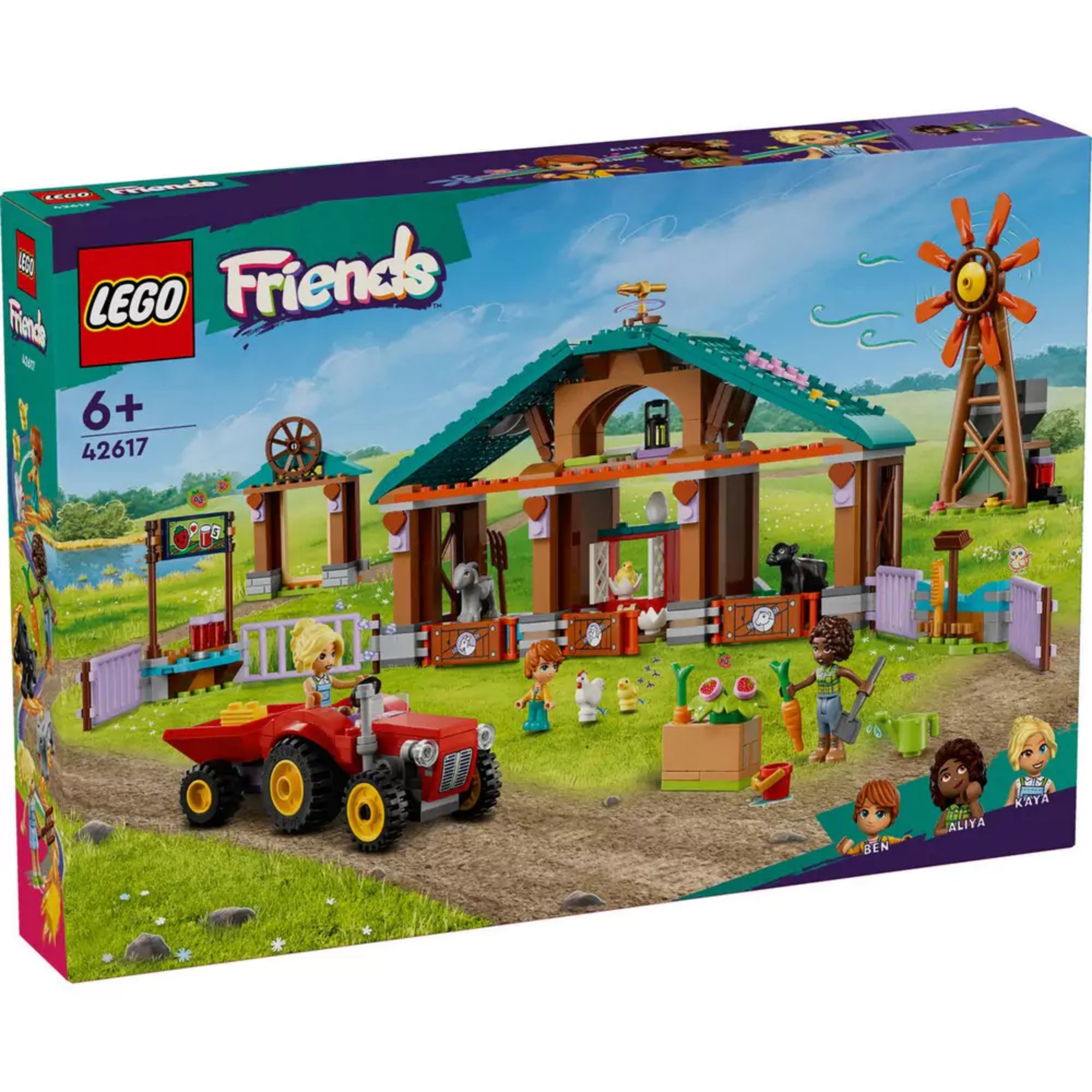 A LEGO Friends Menedékhely háziállatoknak (42617) dobozának előnézeti képe, amely a zöld mezőn álló állatmenhelyet és a hozzá tartozó traktoros játékelemeket mutatja. A bal alsó sarokban Ben, Aliya és Kaya karakterei is szerepelnek. A háttér egy idilli vidéki tájat idéz, ezzel is fokozva a készlet témáját.