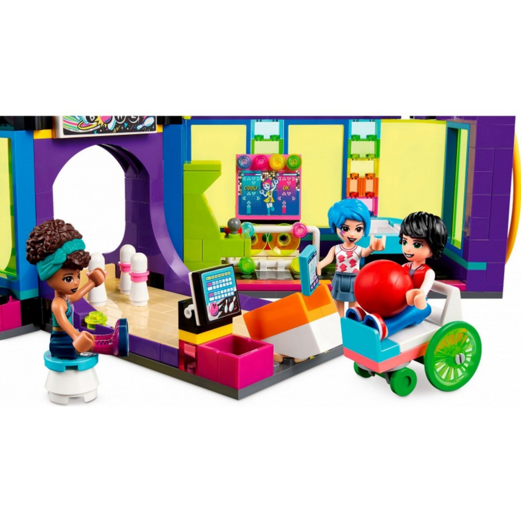 LEGO Friends 41708 Roller Disco – játékos jelenet a bowlingpályán és az arcade teremben. Andrea épp gurítani készül, Jackson kerekesszékben tart egy piros golyót, Evelyn pedig a képernyő előtt áll. A színes képernyők és játékgépek autentikus szórakozóhely-hangulatot idéznek.