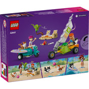 A LEGO Friends Szörfös kutyák és robogós kalandok 42641 szett hátoldala. A képen Sage és Paisley mini-babák, két corgi figura, egy robogó szörfdeszkával, egy szárazföldi jacht és strandkiegészítők láthatók. A lila háttér előtt a jelenetek bemutatják a gyerekek számára elérhető kreatív játéklehetőségeket, beleértve a napozóágyakat, a szörfözést és a robogózást a corgikkal.