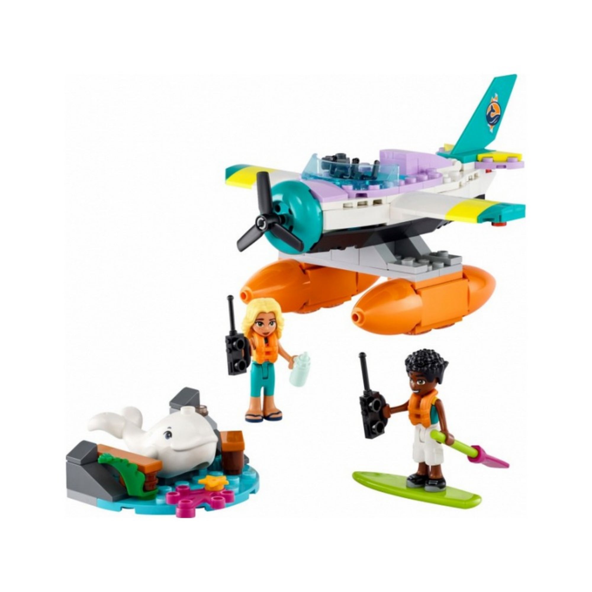 LEGO Friends 41752 Tengeri mentőrepülőgép – Zac szörfdeszkán, mentőmellényben érkezik a helyszínre, míg Dia a víz fölött lebegő hidroplánból segít. A kis bálna egy virágokkal díszített vízi sziklák közt fekszik, a figurák walkie-talkie-t és mentőfelszerelést használnak.