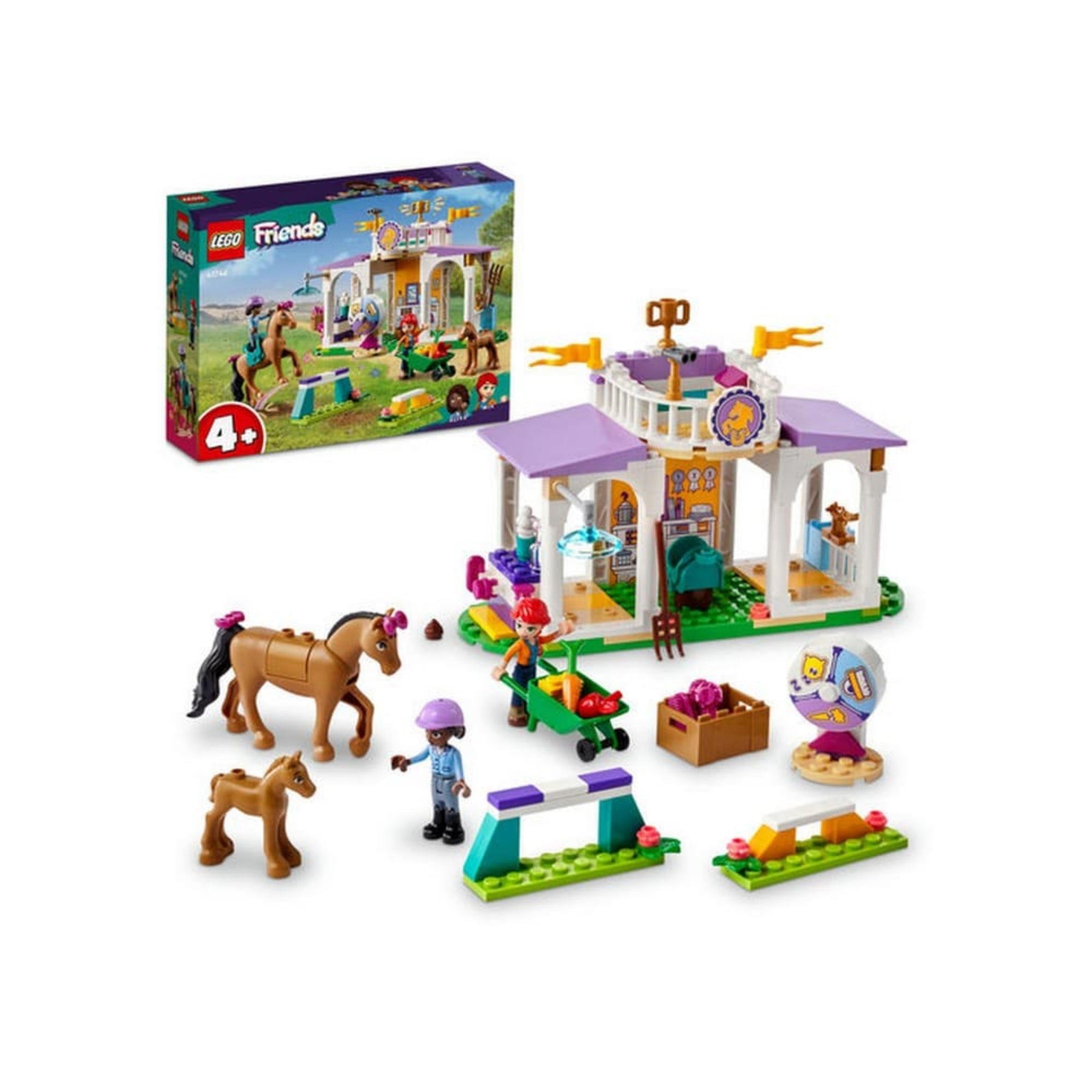 A LEGO Friends Új lovasiskola (41746) építőjáték doboza és a teljes készlet felépítve, ló figurákkal, karakterekkel, akadályokkal és a lovasiskola épületével egy vidám, zöld mezőn.