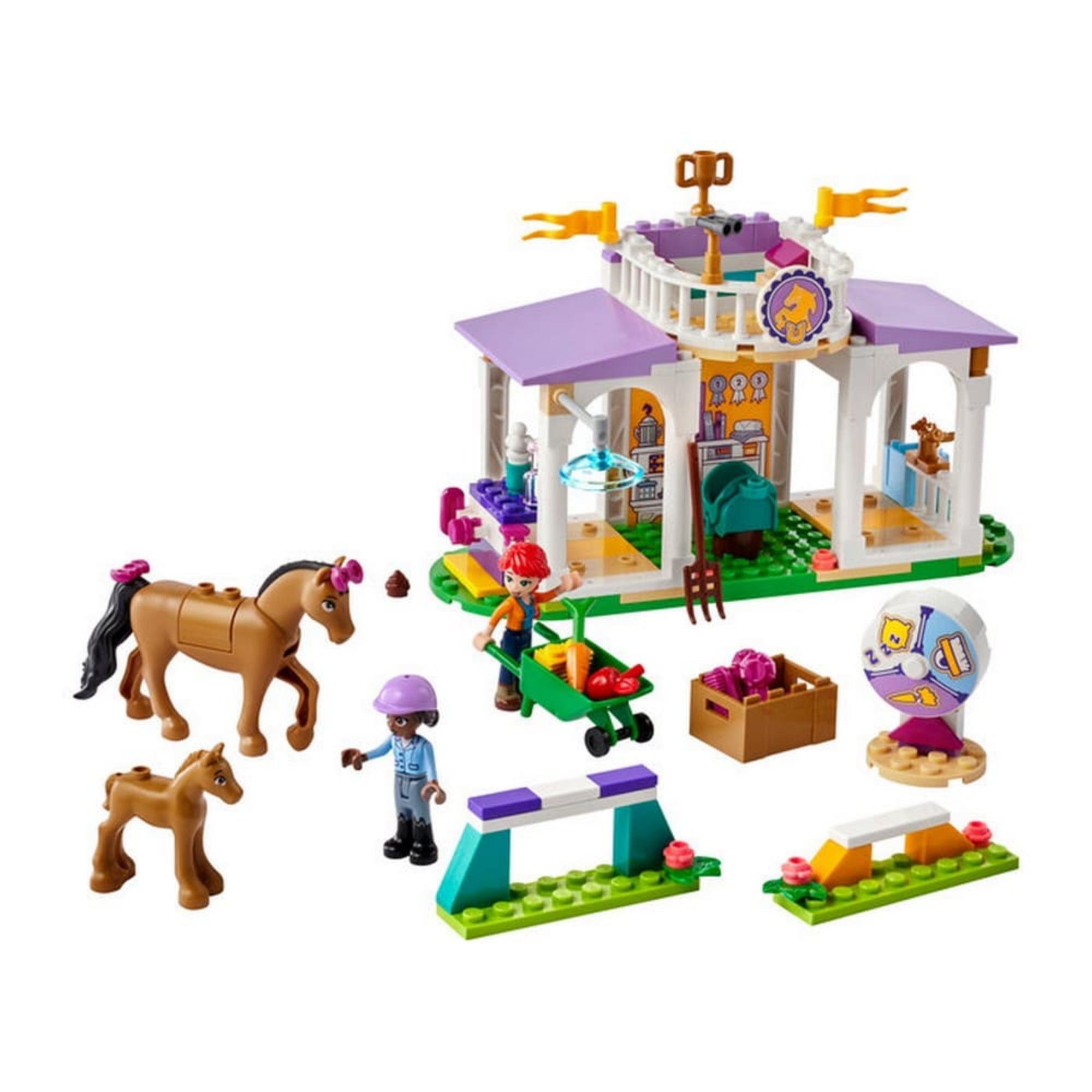 A LEGO Friends Új lovasiskola (41746) készlet minden eleme: két ló, két minifigura, akadálypálya és a részletesen kidolgozott lovasiskola épülete kiegészítőkkel.