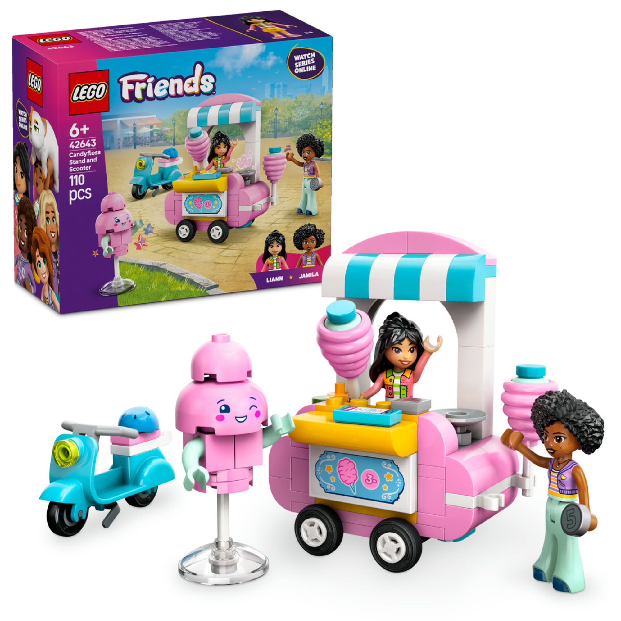 Ezen a képen a LEGO Friends Vattacukorárus stand és robogó 42643 szett látható. Az előtérben a rózsaszín vattacukorárus stand áll, kék-fehér csíkos tetővel és részletes dekorációkkal. Mellette egy kék robogó és két LEGO Friends minifigura, Liann és Jamila, akik a szerepjátékos jeleneteket teszik színesebbé. A kép középpontjában egy mosolygó, rózsaszín vattacukorfigura is helyet kapott, amely játékos elemet ad a szetthez.