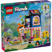 LEGO Friends Vintage divatszalon (42614) dobozkép: a képen látható Liann, Olly és Jordin egy vidám, színes divatbolt előtt, amely a kreatív öltözködés és újrahasznosítás témáját dolgozza fel.