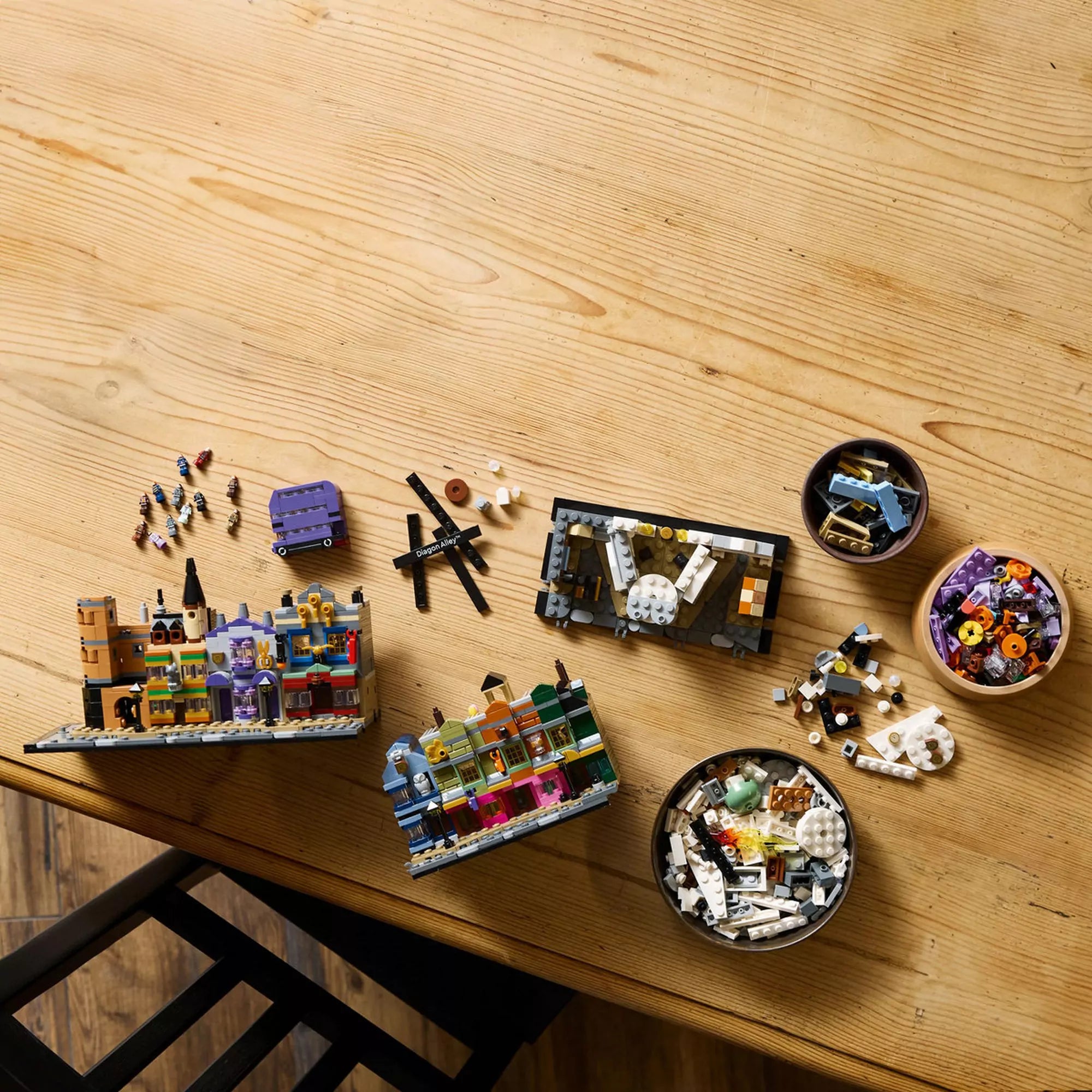 LEGO Harry Potter építőelemek és modulok (76444): Az Abszol út különálló moduljai és építőelemei részletezve, kreatív építési lehetőségek.